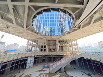 上海新地标：晶耀虹桥封顶