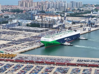 全球最大汽车滚装船在烟台港启航欧洲