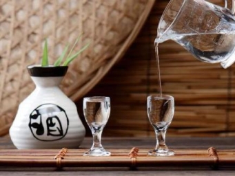 白酒股崩了，谁在“抛弃”茅台？